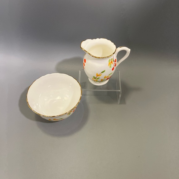 Vintage Delphine Sugar Bowl & Individual creamer. piece set.Bone china England. - Picture 2 of 16